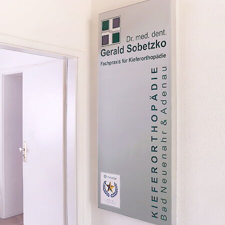 Eingang zur Praxis für Kieferorthopädie Dr. Sobetzko in Bad Neuenahr-Ahrweiler.